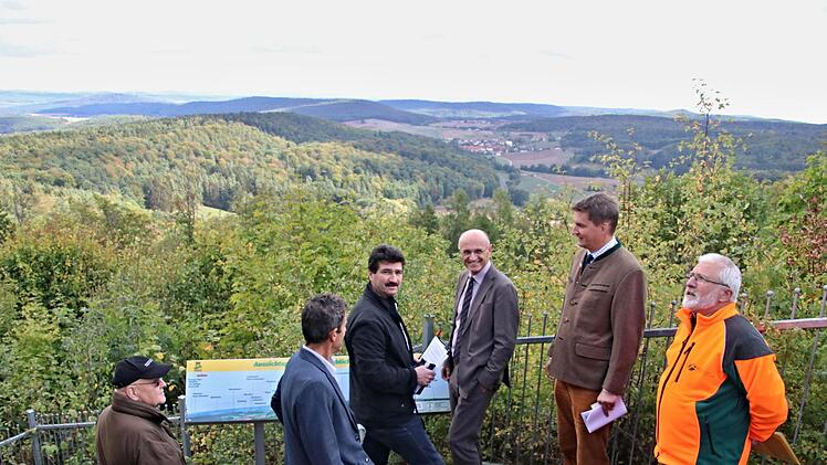Das Wetter passte, die Sicht auch und auch das Ergebnis: Von der Ruine Bramburg blicken (von links) Peter Schömig, Winfried Seufert, Uwe Rädlein, Landrat Wilhelm Schneider, Dr. Sebastian Höllerl und Revierleiter Joachim Haala in östlicher Richtung mit Bramberg im Vordergrund.
