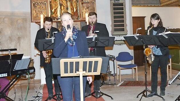 Sopran-Solistin Juliane Ro&szlig; (vorne) und das Ensemble "Sax and Keyb Consort" zogen die Zuh&ouml;rer in ihren Bann beim Konzert in der St.-Laurentius- Kirche Burggrub.  Foto: K.- H. Hofmann
