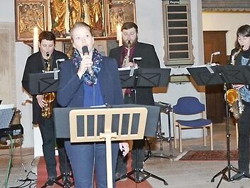 Sopran-Solistin Juliane Roß (vorne) und das Ensemble "Sax and Keyb Consort" zogen die Zuhörer in ihren Bann beim Konzert in der St.-Laurentius- Kirche Burggrub.  Foto: K.- H. Hofmann