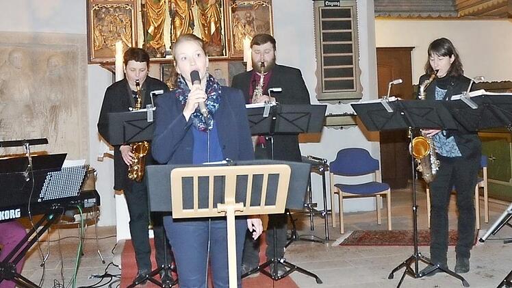 Sopran-Solistin Juliane Roß (vorne) und das Ensemble "Sax and Keyb Consort" zogen die Zuhörer in ihren Bann beim Konzert in der St.-Laurentius- Kirche Burggrub.  Foto: K.- H. Hofmann