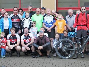 72 Radsportfreunde trotzten am Rennsteig auch dem einsetzenden Gewitter. Foto: Veronika Schadeck
