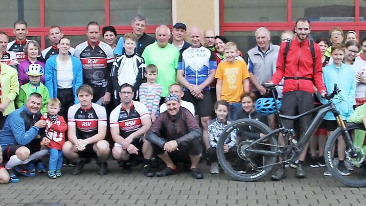 72 Radsportfreunde trotzten am Rennsteig auch dem einsetzenden Gewitter. Foto: Veronika Schadeck