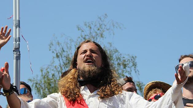 Die wohl kurioseste Gestalt bei Rock im Park 2019: "Biersus" scharrt bereits eine ganze Gemeinde um sich. Foto: Tobias Utz