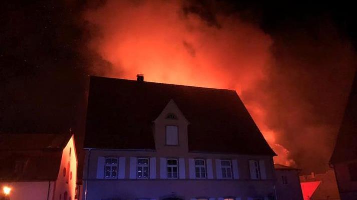 Rund 140 Feuerwehrleute kämpften in der Nacht auf Mittwoch gegen ein Brand-Inferno im mittelfränkischen Happurg. Foto: Feuerwehr Hersbruck