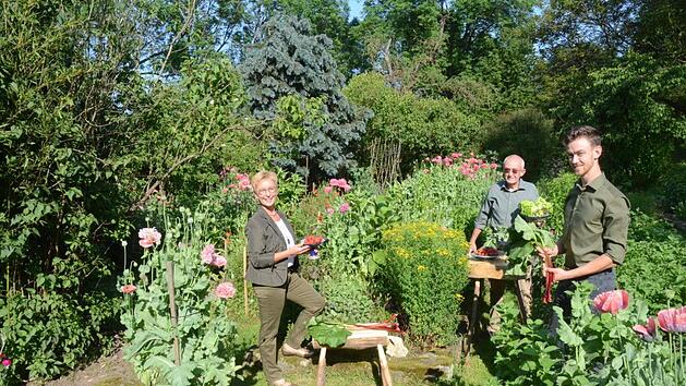 Ruth, Klaus und Victor Birkner (von links) sind nicht nur passionierte J&auml;ger, sondern auch begeisterte Natur- und Botanik-Liebhaber und vor allem Selbstversorger mit eigenen Erzeugnissen aus Garten, Wald und Flur.  K.- H. Hofmann