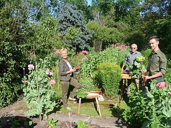Ruth, Klaus und Victor Birkner (von links) sind nicht nur passionierte Jäger, sondern auch begeisterte Natur- und Botanik-Liebhaber und vor allem Selbstversorger mit eigenen Erzeugnissen aus Garten, Wald und Flur.  K.- H. Hofmann