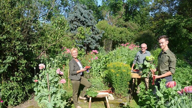Ruth, Klaus und Victor Birkner (von links) sind nicht nur passionierte Jäger, sondern auch begeisterte Natur- und Botanik-Liebhaber und vor allem Selbstversorger mit eigenen Erzeugnissen aus Garten, Wald und Flur.  K.- H. Hofmann