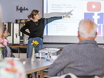 Die freiwillig Engagierte Katharina Volk erklärt den Senioren anschaulich die Funktionen der sozialen Medien. Foto: René Ruprecht/MGH