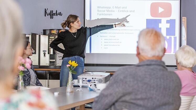 Die freiwillig Engagierte Katharina Volk erklärt den Senioren anschaulich die Funktionen der sozialen Medien. Foto: René Ruprecht/MGH