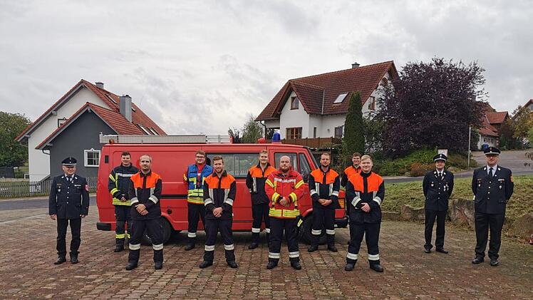 Zwölf Feuerwehrmänner aus Modlos haben erst geübt und dann ihre Leistungsabzeichen erfolgreich bestanden. Foto: Jürgen müller