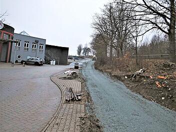 Der Radweg verläuft hinter der Überquerungshilfe am Gelände der "Frankenfarm" vorbei und wird auf dem Parkplatzgelände der neuen "Event Arena" bis zur Bayreuther Straße geführt.  Foto: Werner Reißaus