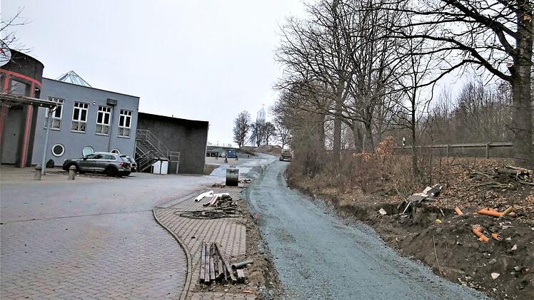 Der Radweg verläuft hinter der Überquerungshilfe am Gelände der "Frankenfarm" vorbei und wird auf dem Parkplatzgelände der neuen "Event Arena" bis zur Bayreuther Straße geführt.  Foto: Werner Reißaus