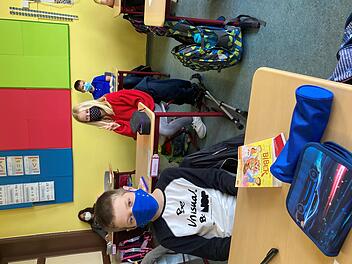 Anna war vor dem ersten Schultag am Montag total aufgeregt. Genau wie Sachar und Tom hat sie sich am meisten auf ihre Freunde gefreut.