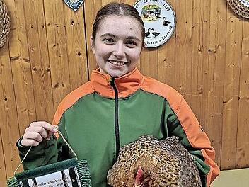 Die Jugendvereinsmeisterin Kathrin Brand mit ihrer &bdquo;Vorz&uuml;glich&ldquo;-Henne Sissy.