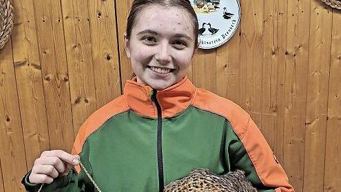 Die Jugendvereinsmeisterin Kathrin Brand mit ihrer &bdquo;Vorz&uuml;glich&ldquo;-Henne Sissy.