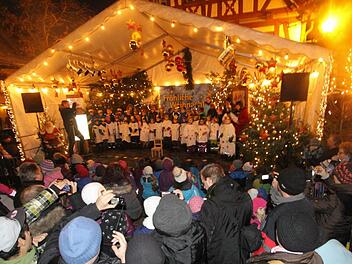 Der Marktplatz war wie die Bühne dicht gefüllt.  Foto: Michael Busch