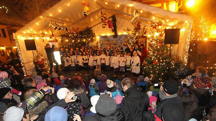 Der Marktplatz war wie die Bühne dicht gefüllt.  Foto: Michael Busch