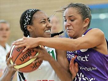 F&auml;llt Jessie Miller tats&auml;chlich aus, soll Neuzugang Taleya Mayberry (l.) nicht allein die Verantwortung im Bamberger Team tragen m&uuml;ssen, wenn es gegen Osnabr&uuml;ck geht. Foto: sportpress