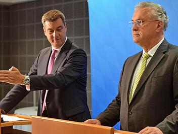 Finanzminister Söder und Innenminister Herrmann bei der Pressekonferenz Foto: Nikolas Pelke