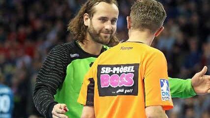 Rollentausch: Silvio Heinevetter (links) überließ Schiedsrichter Marcus Helbig für einen Strafwurf den Platz zwischen den Pfosten.