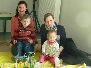 Obwohl in und an der Stralsbacher Schule noch fleißig gewerkelt wird, fühlen sich Luis und Iris Schmück (links), Maja und Madlen Schlereth in der "Krabbelgruppe" dort sehr wohl.  Foto: Wolfgang Kretschmer