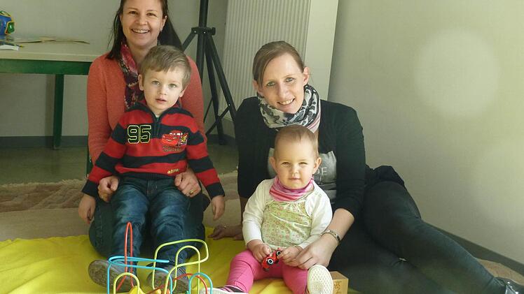 Obwohl in und an der Stralsbacher Schule noch fleißig gewerkelt wird, fühlen sich Luis und Iris Schmück (links), Maja und Madlen Schlereth in der "Krabbelgruppe" dort sehr wohl.  Foto: Wolfgang Kretschmer