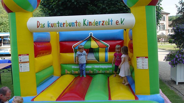 Impressionen: Kunterbuntes Zirkuszelt mit Hüpfburgen für große und kleine Kinder und den Wasserbällen, Foto: Brigitta Kempe-Wolf