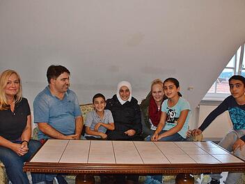 Strahlende Augen in der syrischen Familie, die in Ostheim eine Wohnung beziehen konnte. Unser Bild zeigt sie im Gespräch mit Stadträtin Elke Bassil und ihrem Mann Jean (links) sowie der ehrenamtlichen Helferin aus Mellrichstadt, Anne Bötsch (Dritte von rechts) mit Omar abdalrahman, Hanady, Aya und Omar shik bakry. Foto : Hanns Friedrich