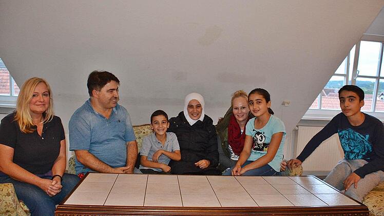 Strahlende Augen in der syrischen Familie, die in Ostheim eine Wohnung beziehen konnte. Unser Bild zeigt sie im Gespräch mit Stadträtin Elke Bassil und ihrem Mann Jean (links) sowie der ehrenamtlichen Helferin aus Mellrichstadt, Anne Bötsch (Dritte von rechts) mit Omar abdalrahman, Hanady, Aya und Omar shik bakry. Foto : Hanns Friedrich
