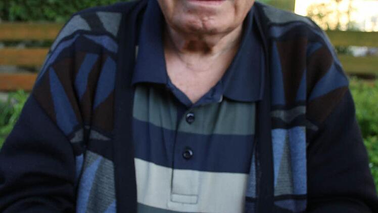 Neu bei der Krumba: Zum Muttertag gibt es handgemachte Pralinen, zeigt Horst Gellerer.