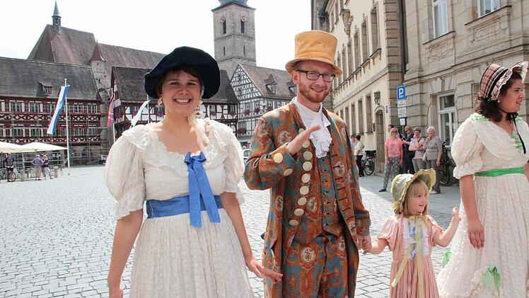 In historischen Gewändern ging es auf das Annafest. Foto: Josef Hofbauer