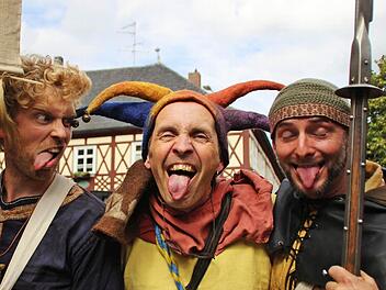 "Fahrend' Leut" bereicherten beim Altstadtfest nicht nur das Lagerleben im Stadtgraben, sie zogen auch immer wieder feixend durch die Stadt. Foto: Sophie R&ouml;der