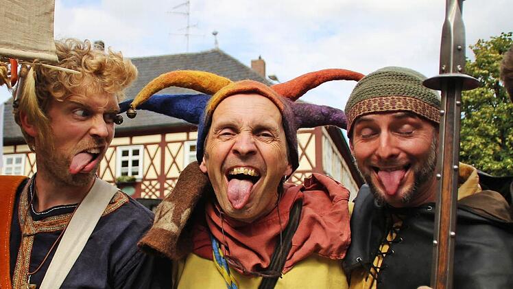 "Fahrend' Leut" bereicherten beim Altstadtfest nicht nur das Lagerleben im Stadtgraben, sie zogen auch immer wieder feixend durch die Stadt. Foto: Sophie R&ouml;der