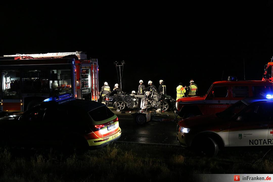 Ein Toter bei Frontalzusammenstoß auf B15