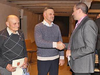 Das Ehrenamt bleibt in der Familie: Anton Oppelt hört nach 27 Jahren als Siebener auf. Sein Sohn Erich Oppelt wurde durch Bürgermeister Johannes Krapp vereidigt (v. l.). Foto: Evi Seeger