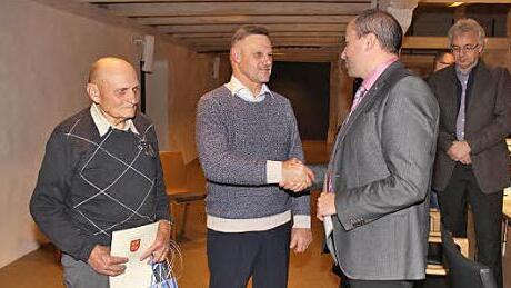 Das Ehrenamt bleibt in der Familie: Anton Oppelt hört nach 27 Jahren als Siebener auf. Sein Sohn Erich Oppelt wurde durch Bürgermeister Johannes Krapp vereidigt (v. l.). Foto: Evi Seeger