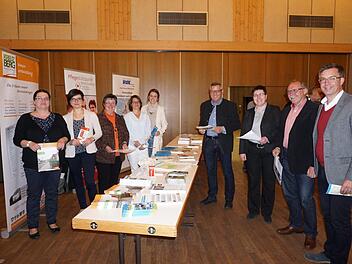 Aktionswoche "zu Hause daheim": Vortrag und Informationen zum Thema gab es in der Elstalhalle. Das Bild zeigt von links: Allianzmanagerin Michaela Schleiffer, Veronika Enders (Fachstelle für Senioren und Menschen mit Behinderungen am Landratsamt Rhön-Grabfeld), Ehrentraud May, Sabine Wenzel-Geier und Eva Holzhausen (Pflegestützpunkt Rhön-Grabfeld), Egon Sturm (stellvertretender Bürgermeister Stadt Bischofsheim), Bürgermeisterin und Vorsitzende der Kreuzbergallianz Birgit Erb, Bürgermeister Ru...