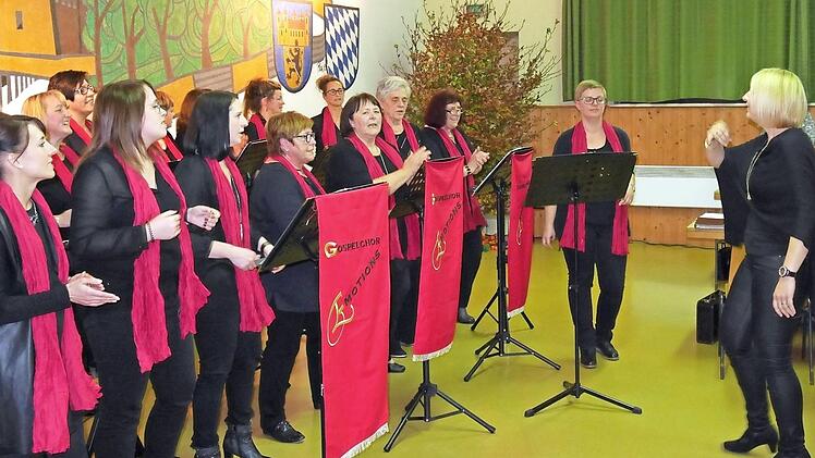 Der Gospelchor "Emotions" aus Enchenreuth unter der Leitung von Stefanie Groß