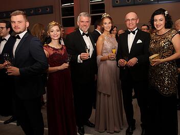 Prominenz aus Politik und Wein in guter Laune (von rechts): Staatssekretärin Dorothee Bär, Landrat Wilhelm Schneider, die Fränkische Weinkönigin Selina Werner, MdL Steffen Vogel und die Prinzessin des "Abt-Degen-Weintales", Elisabeth Goger. Foto: Günther Geiling