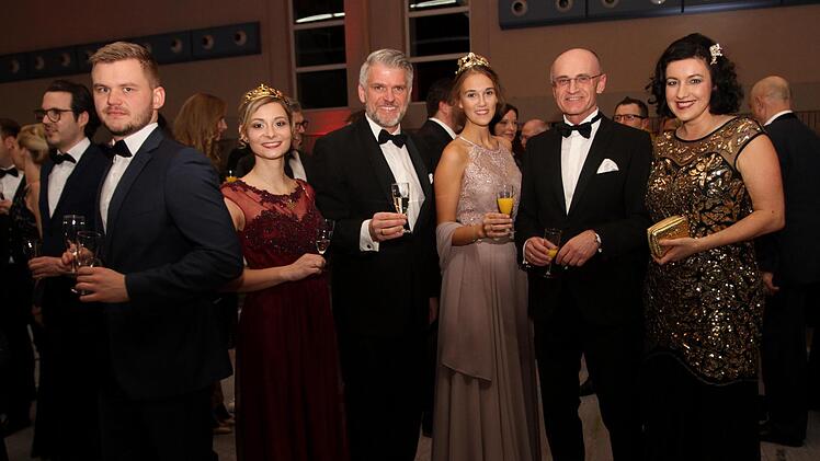 Prominenz aus Politik und Wein in guter Laune (von rechts): Staatssekretärin Dorothee Bär, Landrat Wilhelm Schneider, die Fränkische Weinkönigin Selina Werner, MdL Steffen Vogel und die Prinzessin des "Abt-Degen-Weintales", Elisabeth Goger. Foto: Günther Geiling