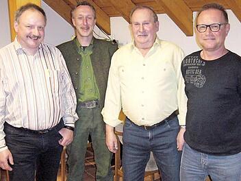 Neue Vorsteher wurden bei der Jagdgenossenschaft Wildenberg gewählt. Im Bild (von links): Stellvertretender Vorsteher Horst Bauer, Jagdpächter Tobias Krauß, der bisherige Vorsteher Heinz Müller und sein Nachfolger Wolfgang Hauck Foto: Dieter Wolf