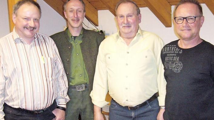 Neue Vorsteher wurden bei der Jagdgenossenschaft Wildenberg gewählt. Im Bild (von links): Stellvertretender Vorsteher Horst Bauer, Jagdpächter Tobias Krauß, der bisherige Vorsteher Heinz Müller und sein Nachfolger Wolfgang Hauck Foto: Dieter Wolf