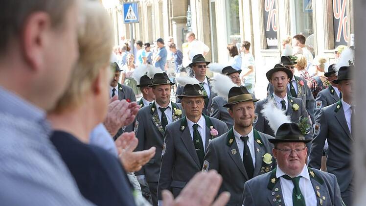 Vom Marktplatz aus machten sich die Kronacher Schützen und ihre Gäste auf den Weg zur Hofwiese. Foto: Barbara Herbst