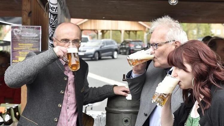 Ließen sich den ersten Schluck des frisch gezapften Bieres schmecken: Landrat Wilhelm Schneider, Bürgermeister Bittenbrünn und Bierprinzessin Kerstin Friedrich (von links).