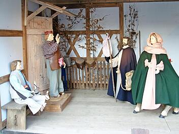 Die Krippe auf dem Marktplatz - im Bild die Herbergssuche - kann auch dieses Jahr besucht werden.  Foto: privat