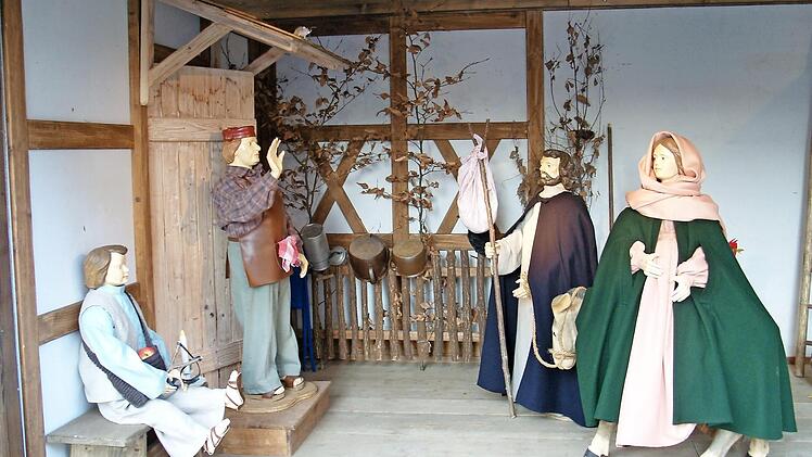 Die Krippe auf dem Marktplatz - im Bild die Herbergssuche - kann auch dieses Jahr besucht werden.  Foto: privat