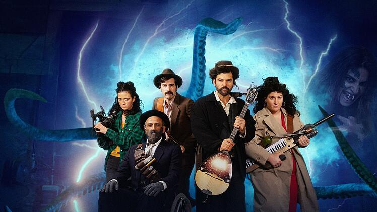 Eine griechische Familie will in der neuen Comedy-Serie "Rembetis - Die Geisterjäger" die Welt vor der Apokalypse retten (von links): Hekate (Sofia Koliofotos), Marcos (Pavlos Kourtidis), Hektor (Samy Challah), Paris (Jasin Challah) und Alitheia (Fevronia).