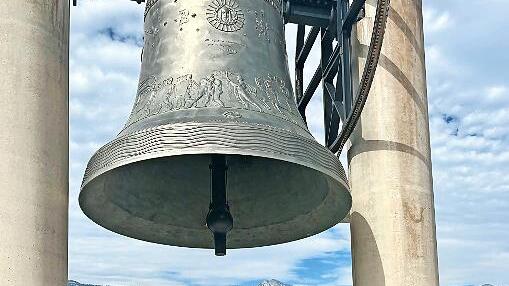 Die Forchheimer Delegation zusammen mit Vertretern der Stadt Rovereto und der Kirche unter der Friedensglocke.