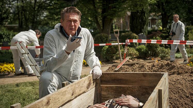 Da meint er, alles gesehen zu haben und dann bekommt es Kriminaltechniker Puttkammer (Joshy Peters) mit dem lebendig begrabenen Olaf Dannenberg zu tun.