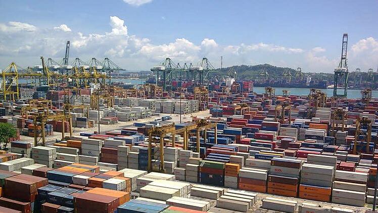 Der Hafen von Singapur mit seinen Tausenden von Containern.